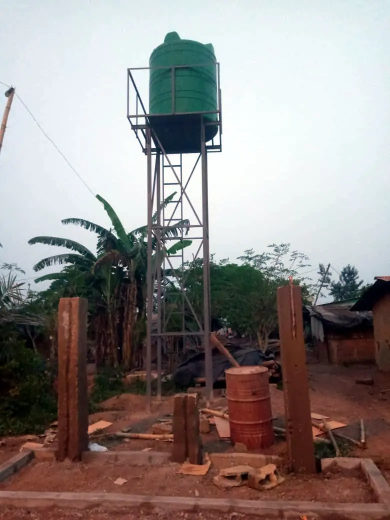 Château d'eau en polyester sur structure métallique